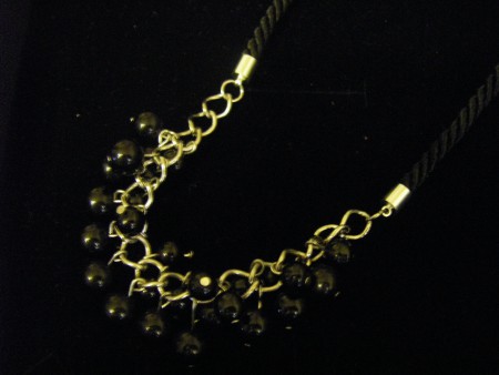 στριφτό κορδόνι και αλυσίδα με μαύρη περλίτσα